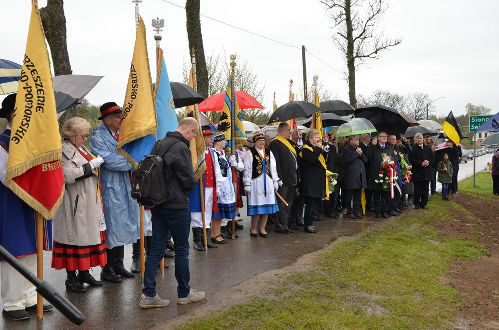 W Sianowie stanął obelisk na pamiątkę 200. rocznicy urodzin Floriana Ceynowy