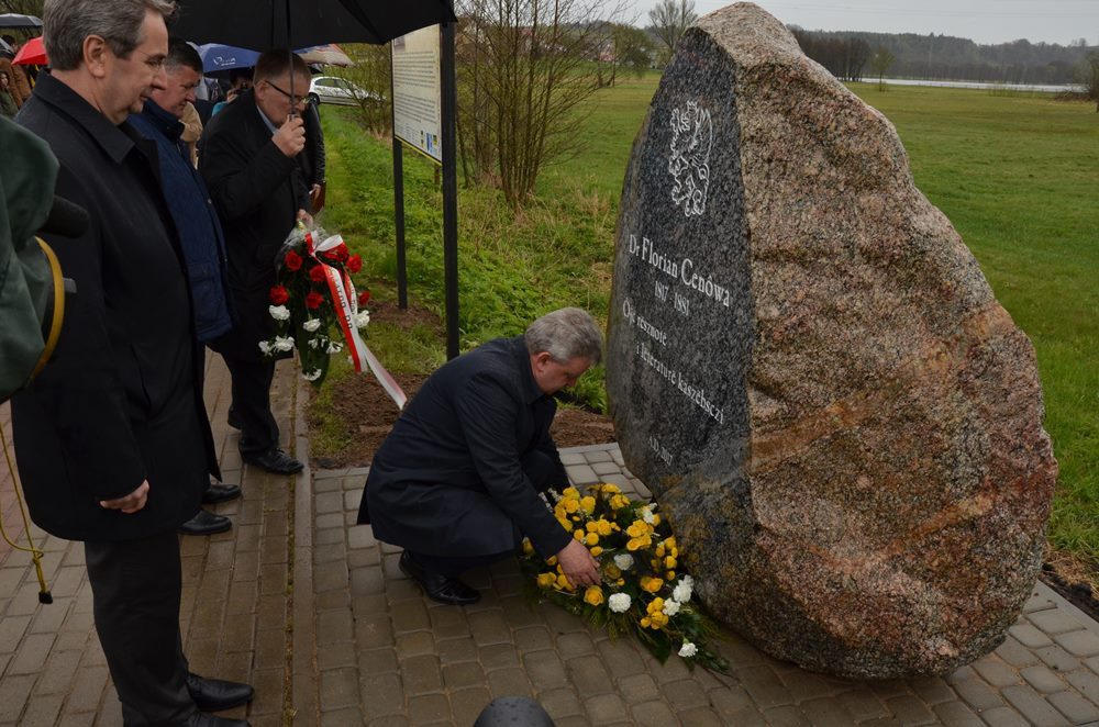 W Sianowie stanął obelisk na pamiątkę 200. rocznicy urodzin Floriana Ceynowy