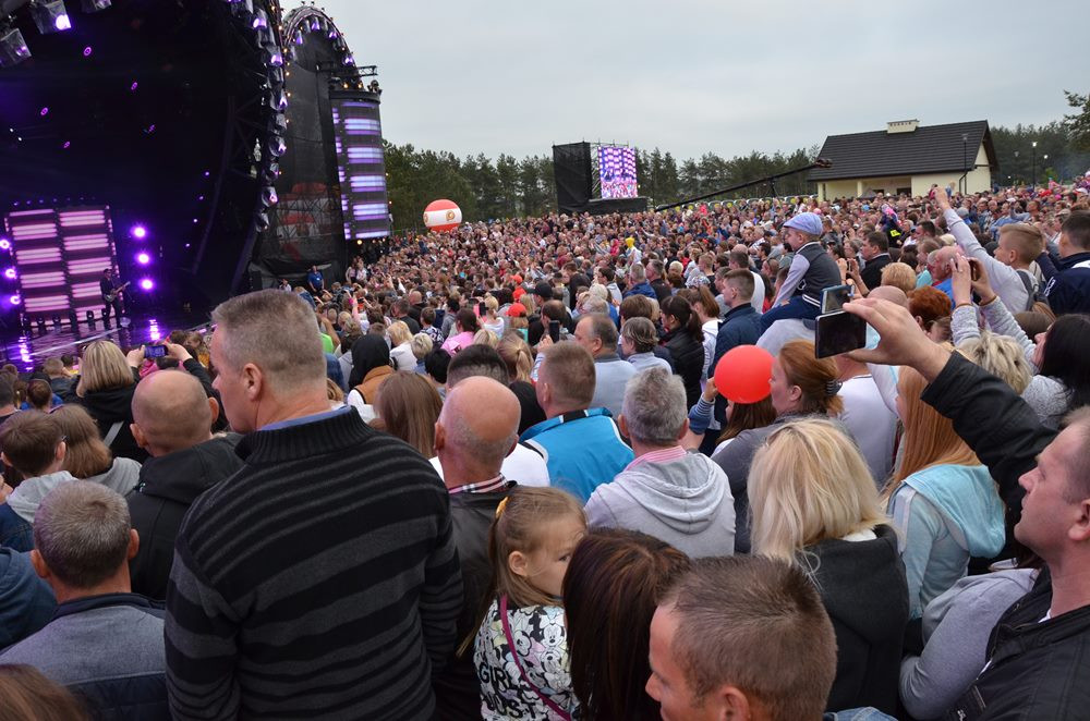 Przebojowa Majówka w Stężycy. Wielka scena i rzesze fanów disco polo