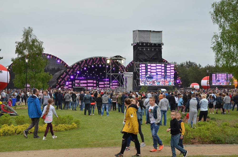 Przebojowa Majówka w Stężycy. Wielka scena i rzesze fanów disco polo