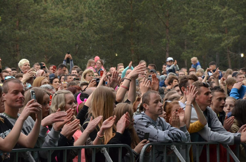 Przebojowa Majówka w Stężycy. Wielka scena i rzesze fanów disco polo