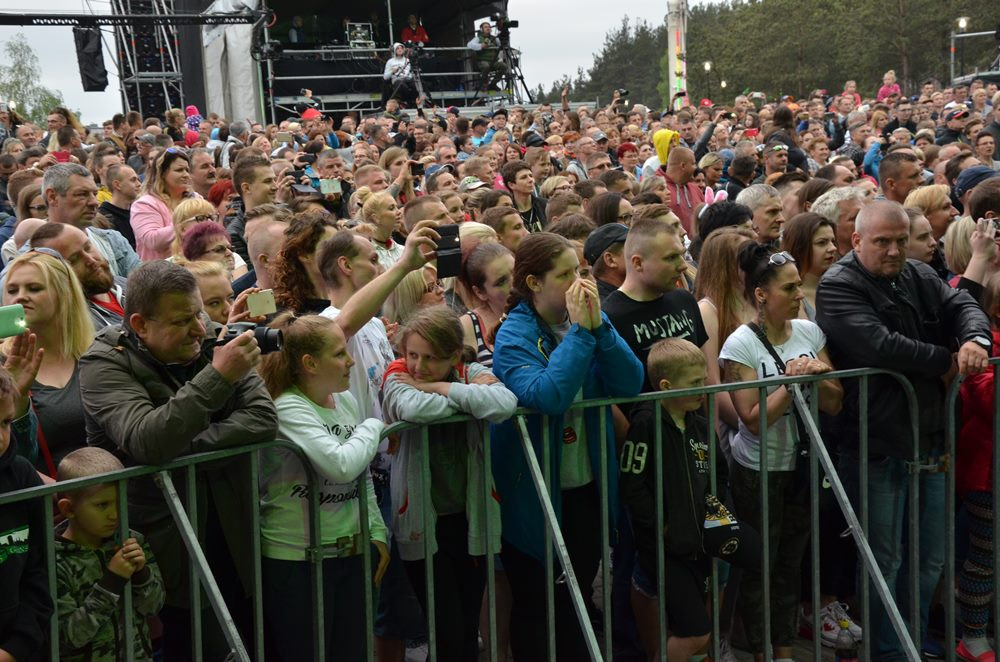 Przebojowa Majówka w Stężycy. Wielka scena i rzesze fanów disco polo