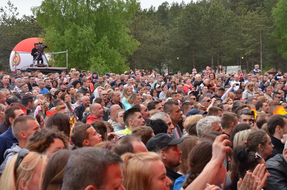Przebojowa Majówka w Stężycy. Wielka scena i rzesze fanów disco polo
