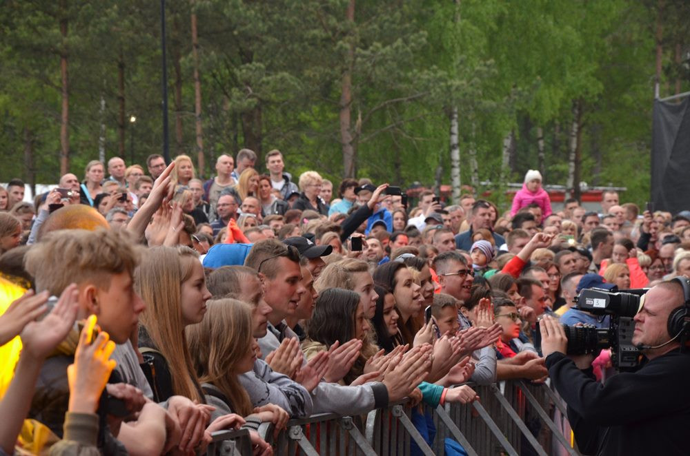 Przebojowa Majówka w Stężycy. Wielka scena i rzesze fanów disco polo