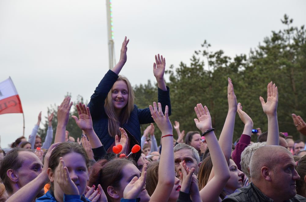 Przebojowa Majówka w Stężycy. Wielka scena i rzesze fanów disco polo