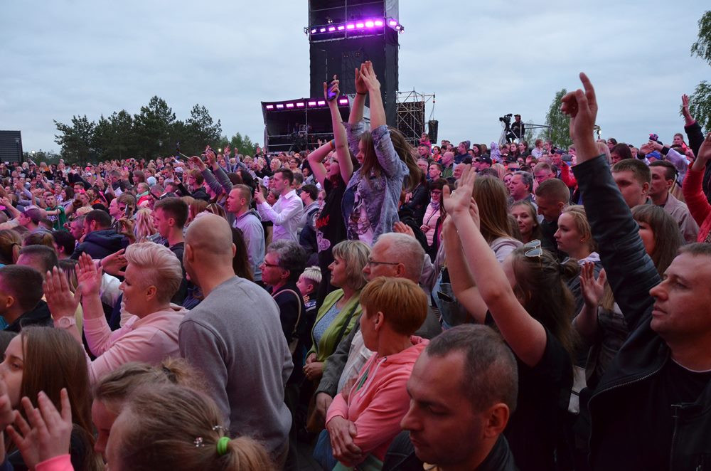 Przebojowa Majówka w Stężycy. Wielka scena i rzesze fanów disco polo