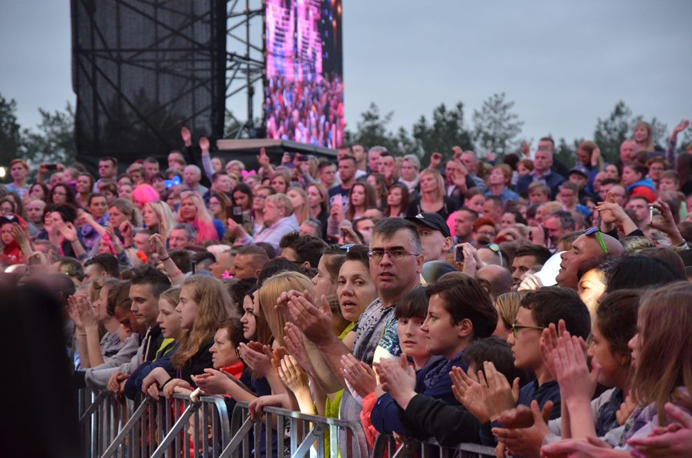 Przebojowa Majówka w Stężycy. Wielka scena i rzesze fanów disco polo