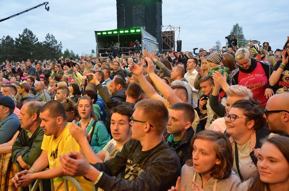 Przebojowa Majówka w Stężycy. Wielka scena i rzesze fanów disco polo
