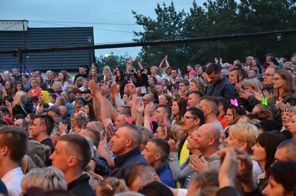 Przebojowa Majówka w Stężycy. Wielka scena i rzesze fanów disco polo