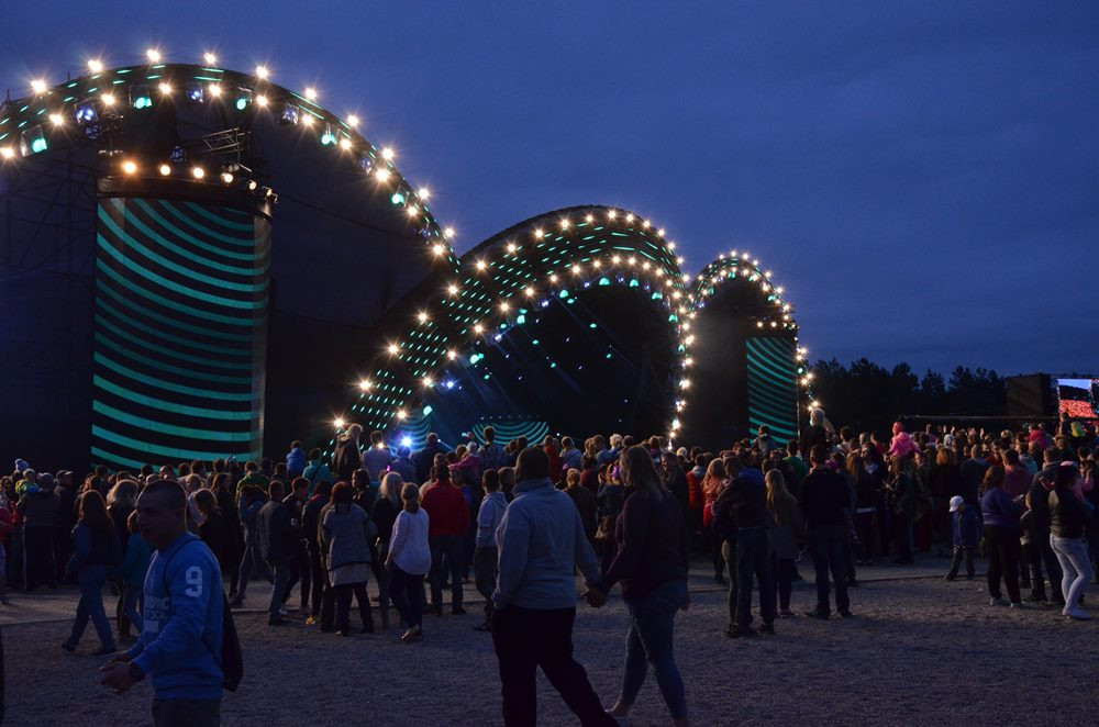 Przebojowa Majówka w Stężycy. Wielka scena i rzesze fanów disco polo