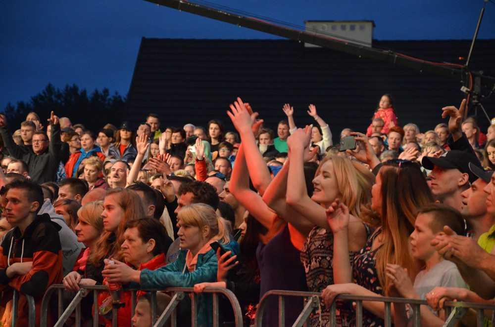Przebojowa Majówka w Stężycy. Wielka scena i rzesze fanów disco polo