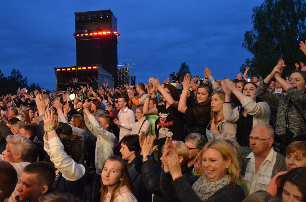 Przebojowa Majówka w Stężycy. Wielka scena i rzesze fanów disco polo