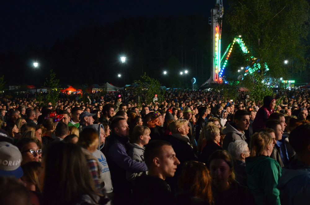 Przebojowa Majówka w Stężycy. Wielka scena i rzesze fanów disco polo