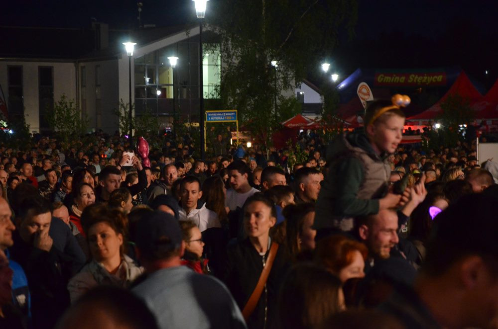 Przebojowa Majówka w Stężycy. Wielka scena i rzesze fanów disco polo