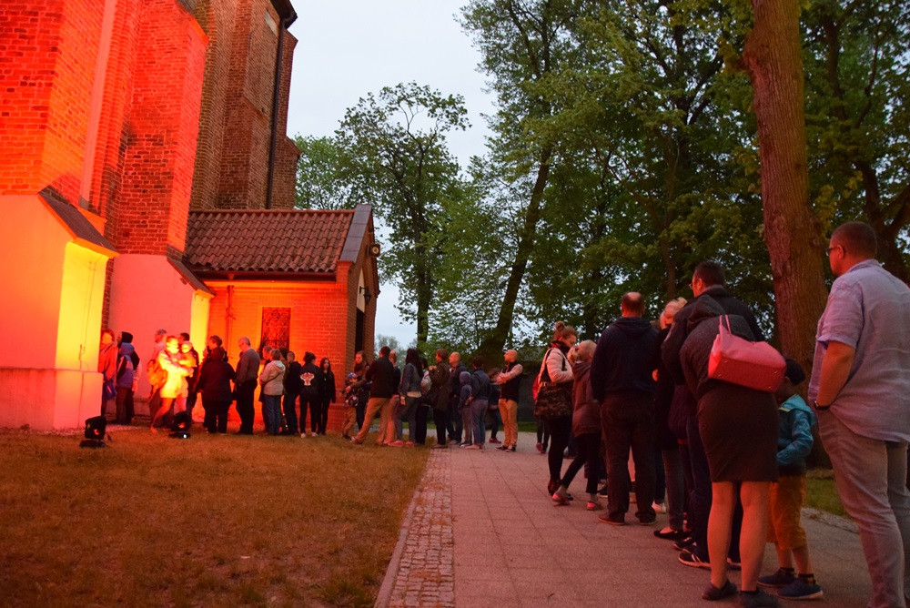 Żukowo. Tłumy na Nocy Muzeów. Pokazy rycerskie i długa kolejka do krypty