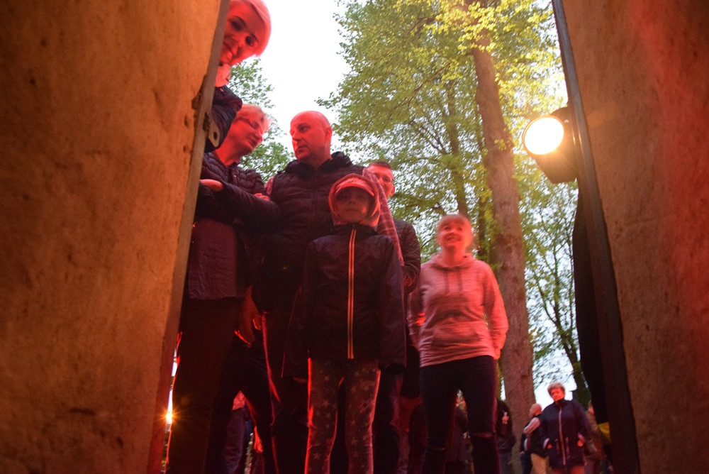 Żukowo. Tłumy na Nocy Muzeów. Pokazy rycerskie i długa kolejka do krypty