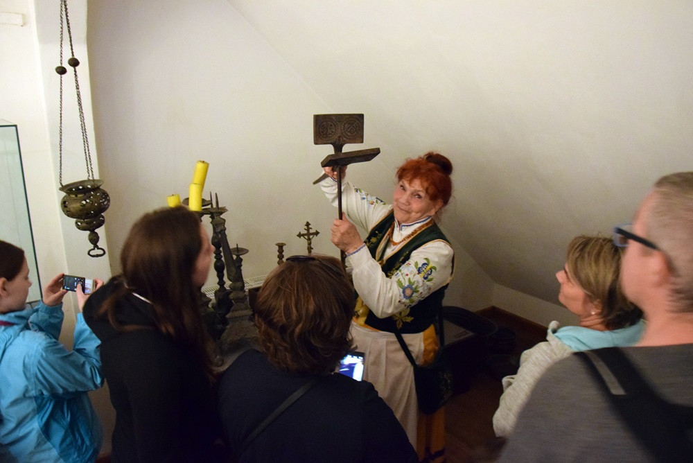 Żukowo. Tłumy na Nocy Muzeów. Pokazy rycerskie i długa kolejka do krypty