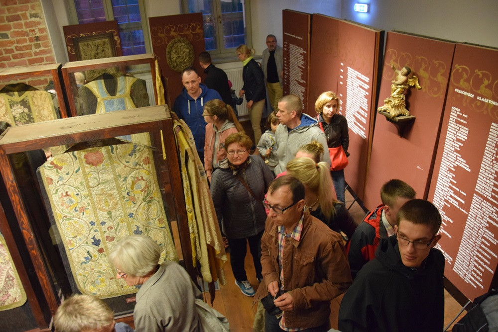 Żukowo. Tłumy na Nocy Muzeów. Pokazy rycerskie i długa kolejka do krypty