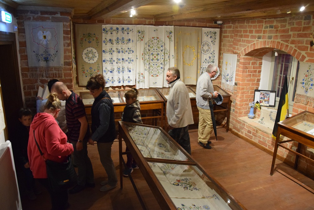 Żukowo. Tłumy na Nocy Muzeów. Pokazy rycerskie i długa kolejka do krypty