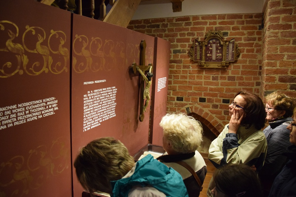 Żukowo. Tłumy na Nocy Muzeów. Pokazy rycerskie i długa kolejka do krypty
