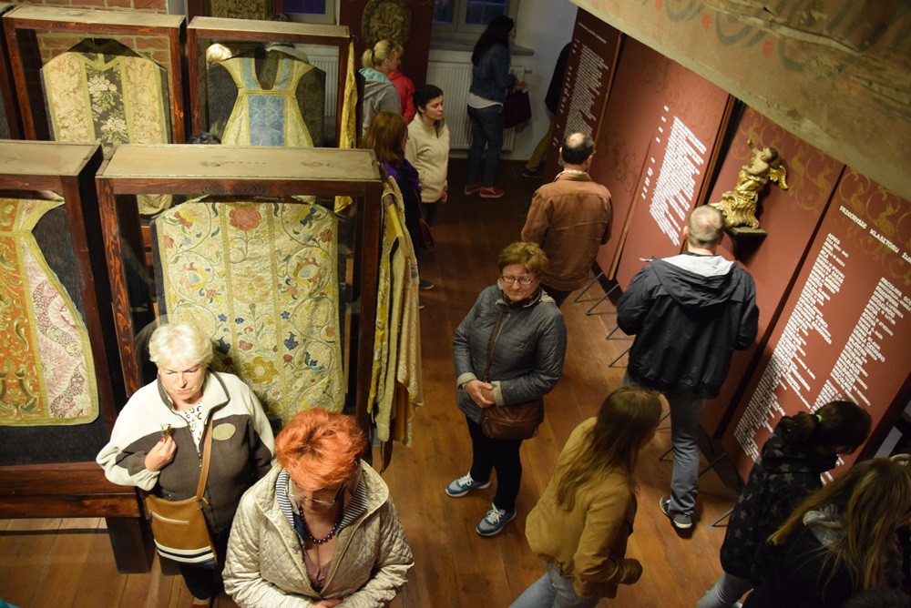 Żukowo. Tłumy na Nocy Muzeów. Pokazy rycerskie i długa kolejka do krypty