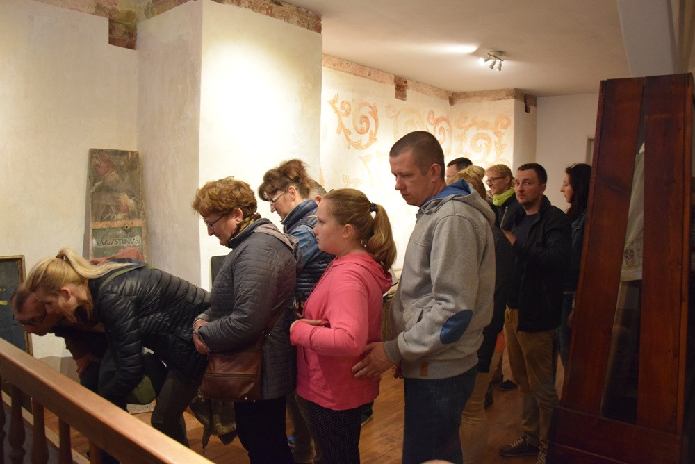 Żukowo. Tłumy na Nocy Muzeów. Pokazy rycerskie i długa kolejka do krypty