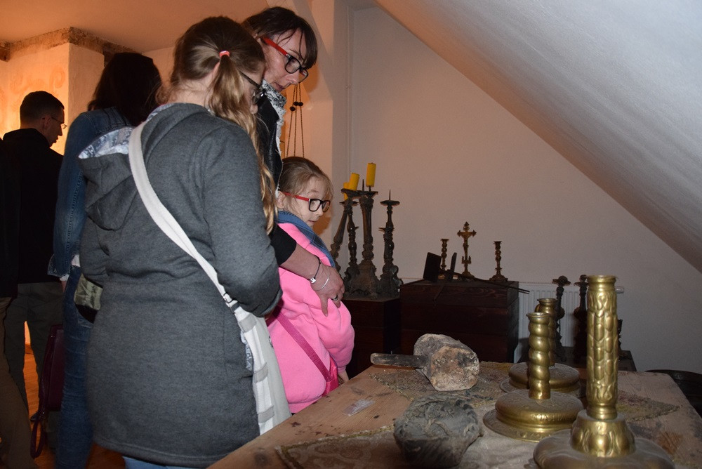 Żukowo. Tłumy na Nocy Muzeów. Pokazy rycerskie i długa kolejka do krypty