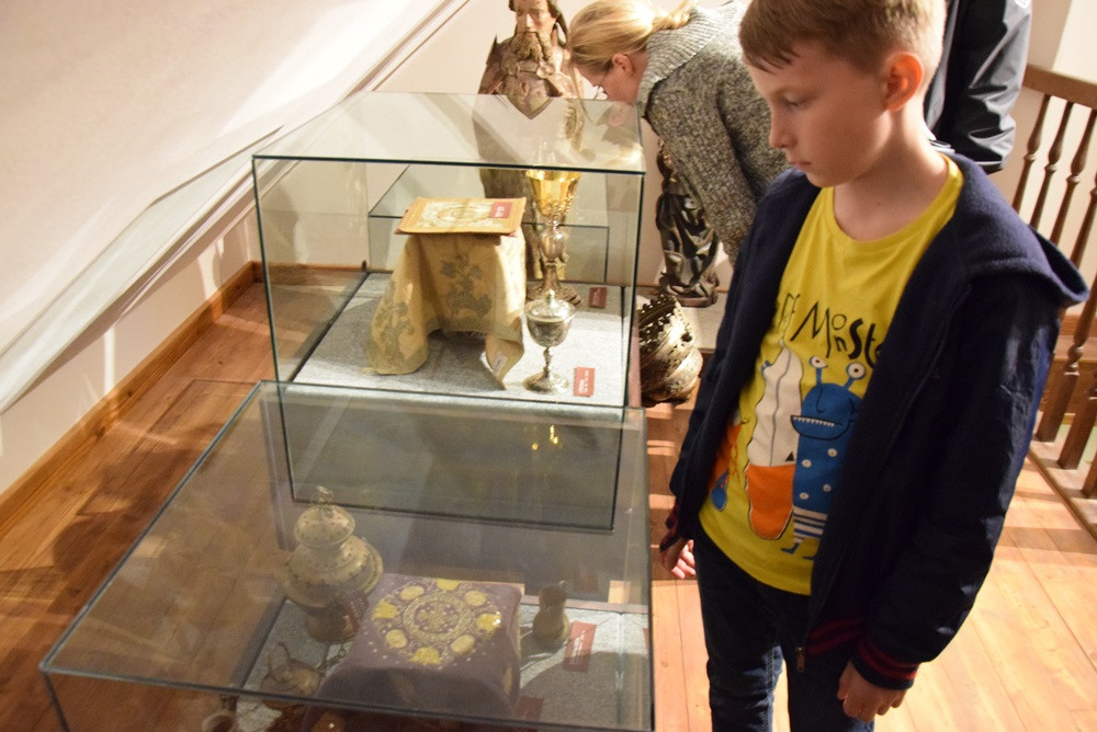 Żukowo. Tłumy na Nocy Muzeów. Pokazy rycerskie i długa kolejka do krypty