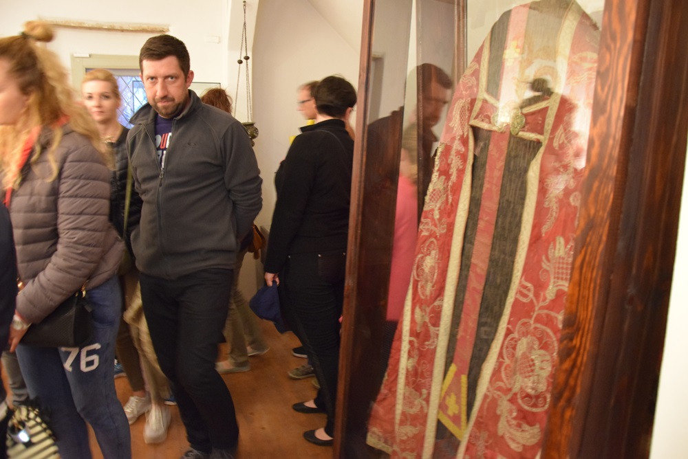 Żukowo. Tłumy na Nocy Muzeów. Pokazy rycerskie i długa kolejka do krypty