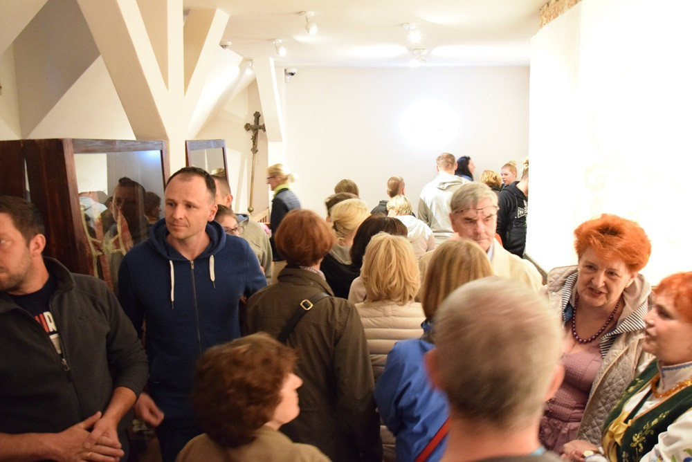 Żukowo. Tłumy na Nocy Muzeów. Pokazy rycerskie i długa kolejka do krypty