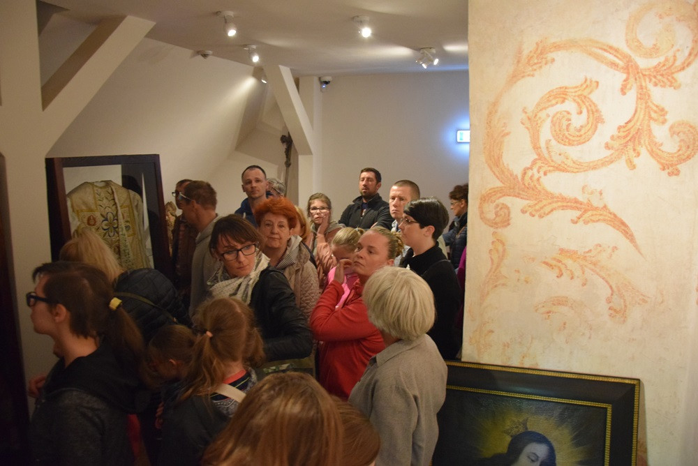 Żukowo. Tłumy na Nocy Muzeów. Pokazy rycerskie i długa kolejka do krypty