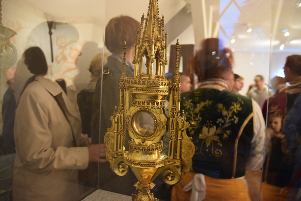 Żukowo. Tłumy na Nocy Muzeów. Pokazy rycerskie i długa kolejka do krypty