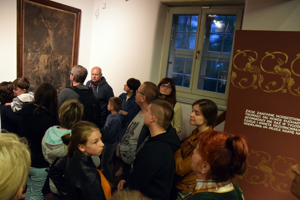 Żukowo. Tłumy na Nocy Muzeów. Pokazy rycerskie i długa kolejka do krypty