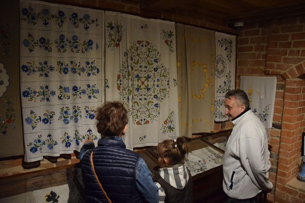 Żukowo. Tłumy na Nocy Muzeów. Pokazy rycerskie i długa kolejka do krypty