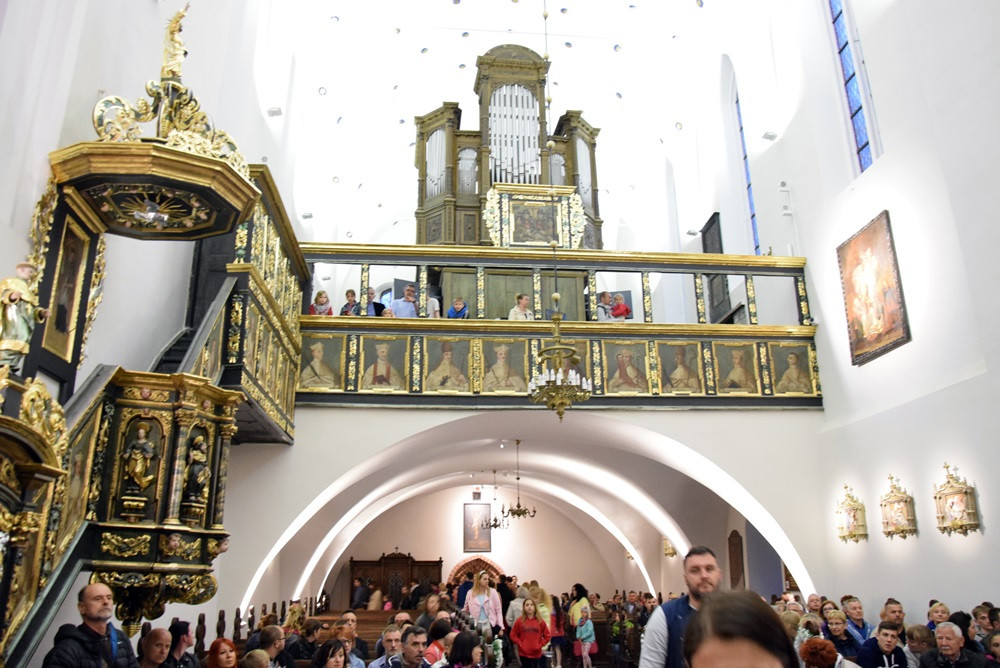 Żukowo. Tłumy na Nocy Muzeów. Pokazy rycerskie i długa kolejka do krypty