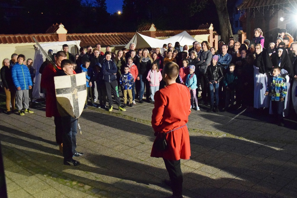Żukowo. Tłumy na Nocy Muzeów. Pokazy rycerskie i długa kolejka do krypty