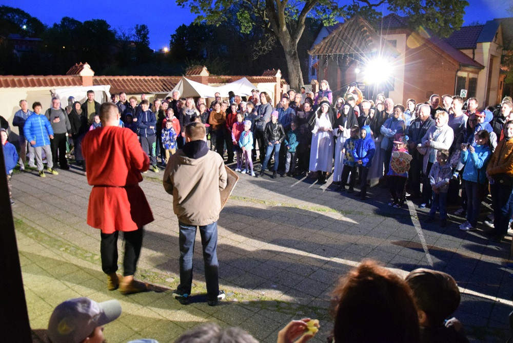 Żukowo. Tłumy na Nocy Muzeów. Pokazy rycerskie i długa kolejka do krypty