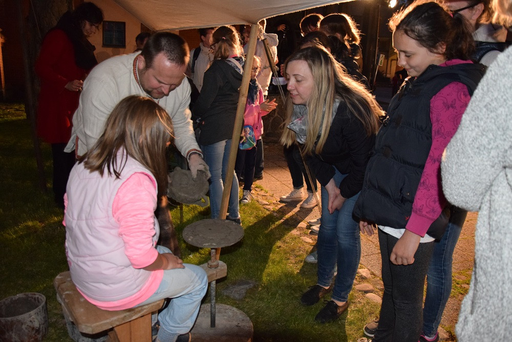 Żukowo. Tłumy na Nocy Muzeów. Pokazy rycerskie i długa kolejka do krypty