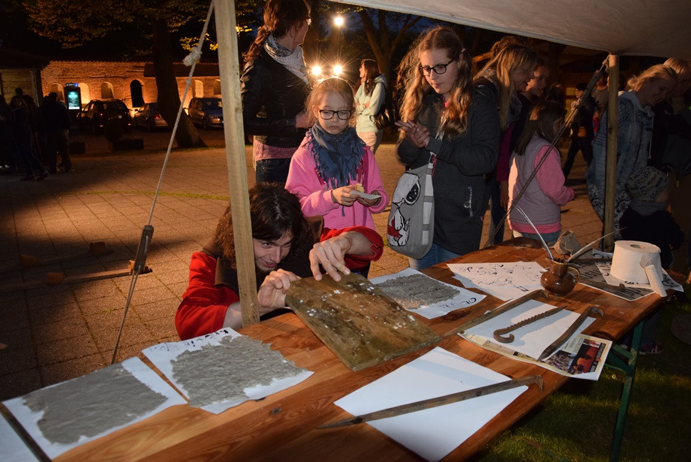 Żukowo. Tłumy na Nocy Muzeów. Pokazy rycerskie i długa kolejka do krypty
