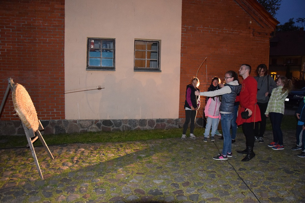 Żukowo. Tłumy na Nocy Muzeów. Pokazy rycerskie i długa kolejka do krypty