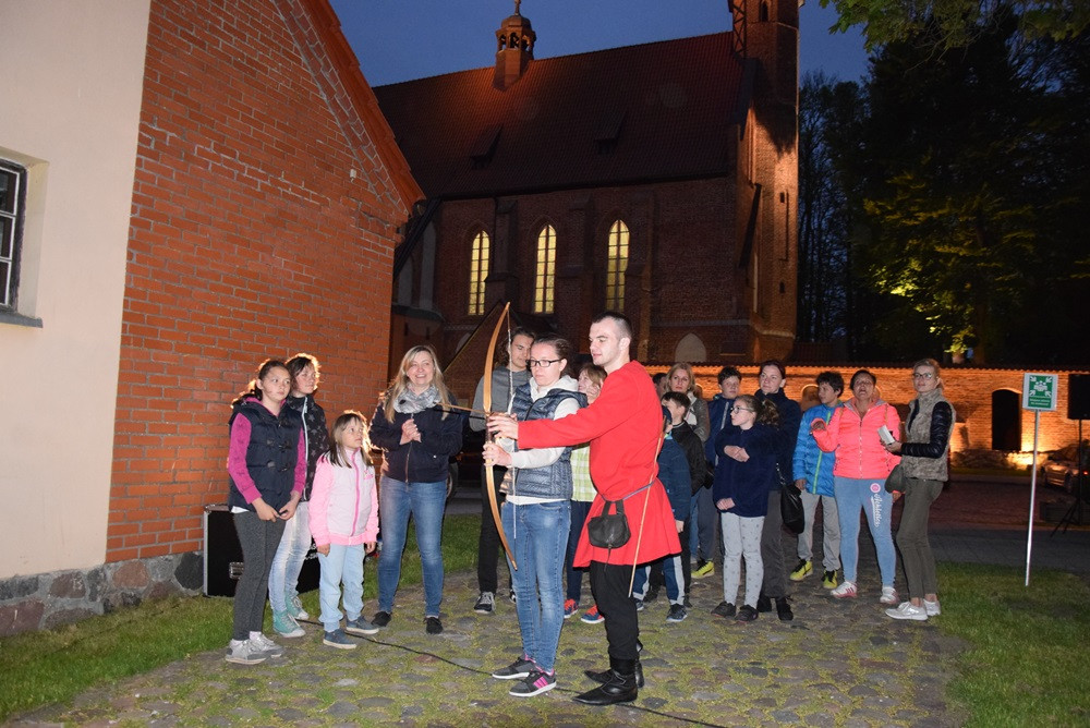 Żukowo. Tłumy na Nocy Muzeów. Pokazy rycerskie i długa kolejka do krypty