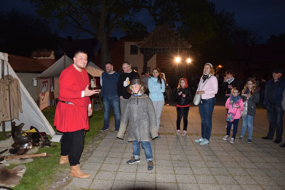 Żukowo. Tłumy na Nocy Muzeów. Pokazy rycerskie i długa kolejka do krypty