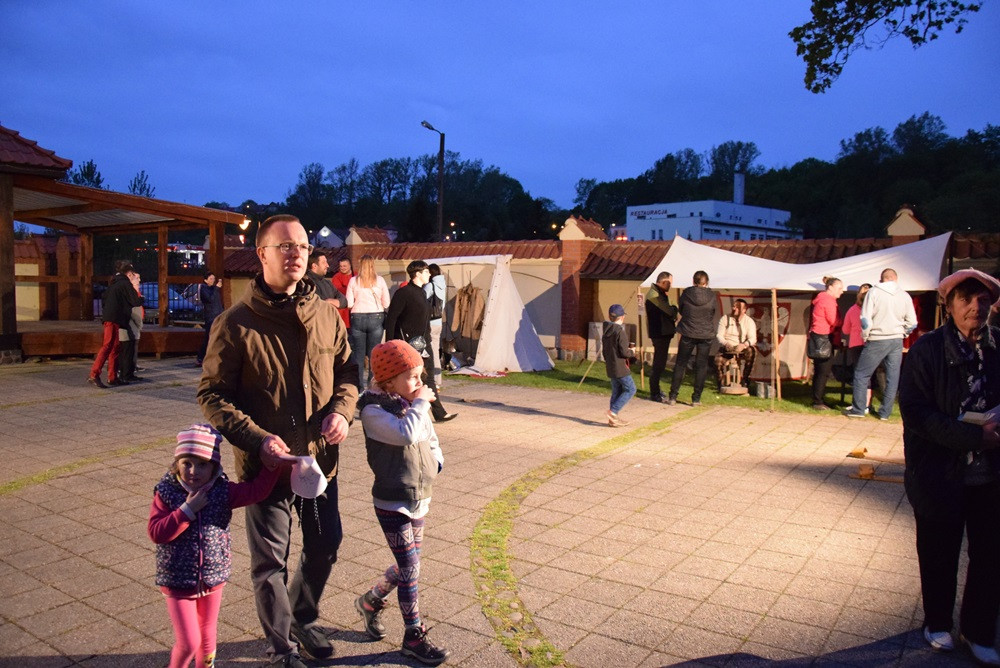 Żukowo. Tłumy na Nocy Muzeów. Pokazy rycerskie i długa kolejka do krypty