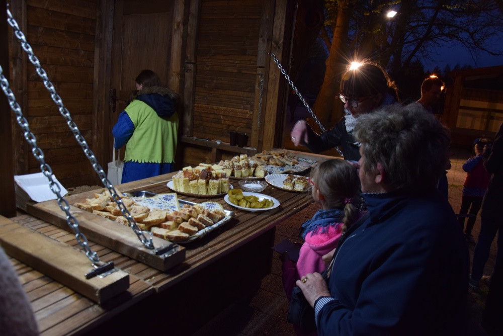 Żukowo. Tłumy na Nocy Muzeów. Pokazy rycerskie i długa kolejka do krypty