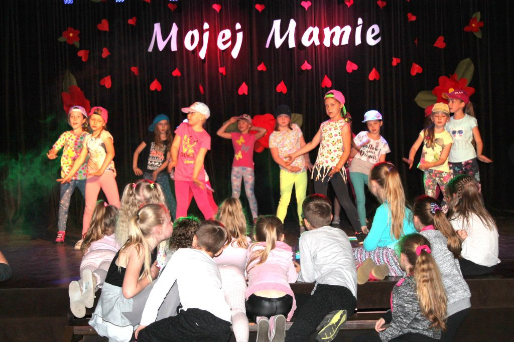 Dzieci zaśpiewały dla swoich mam w Kartuskim Centrum Kultury