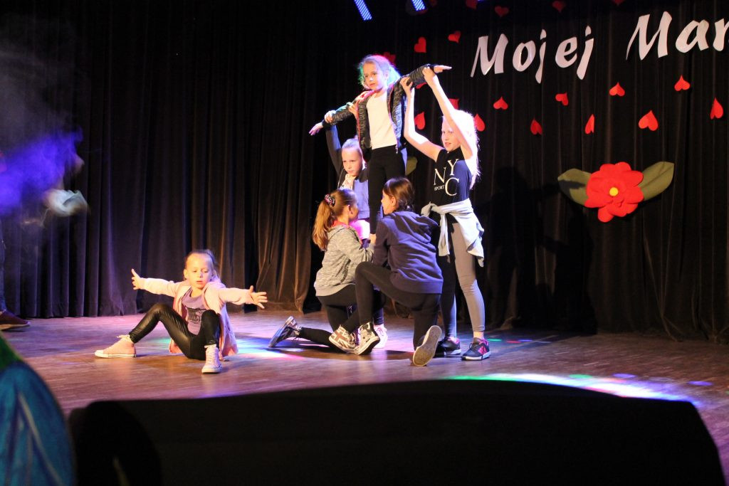 Dzieci zaśpiewały dla swoich mam w Kartuskim Centrum Kultury