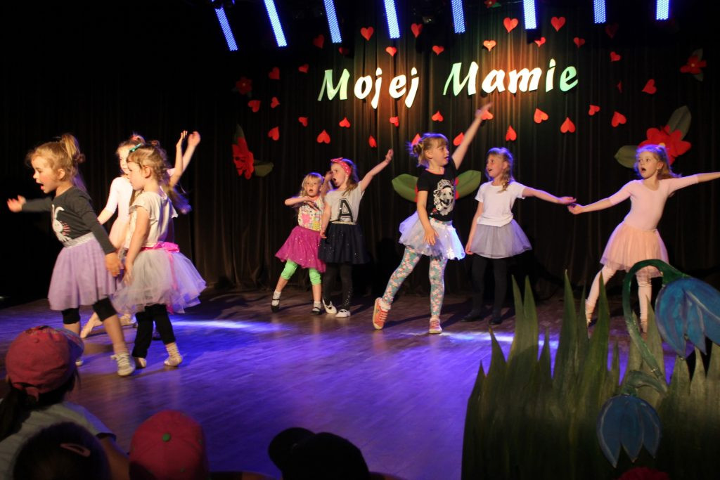 Dzieci zaśpiewały dla swoich mam w Kartuskim Centrum Kultury