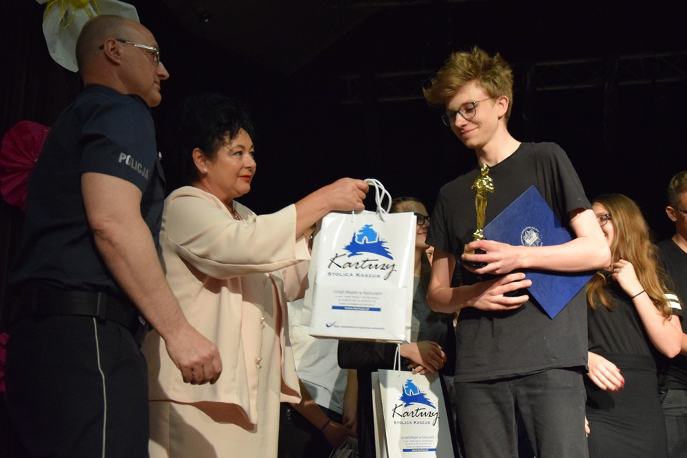 Kartuzy. Młodzi aktorzy pokazali na scenie, jak zgubne są dopalacze