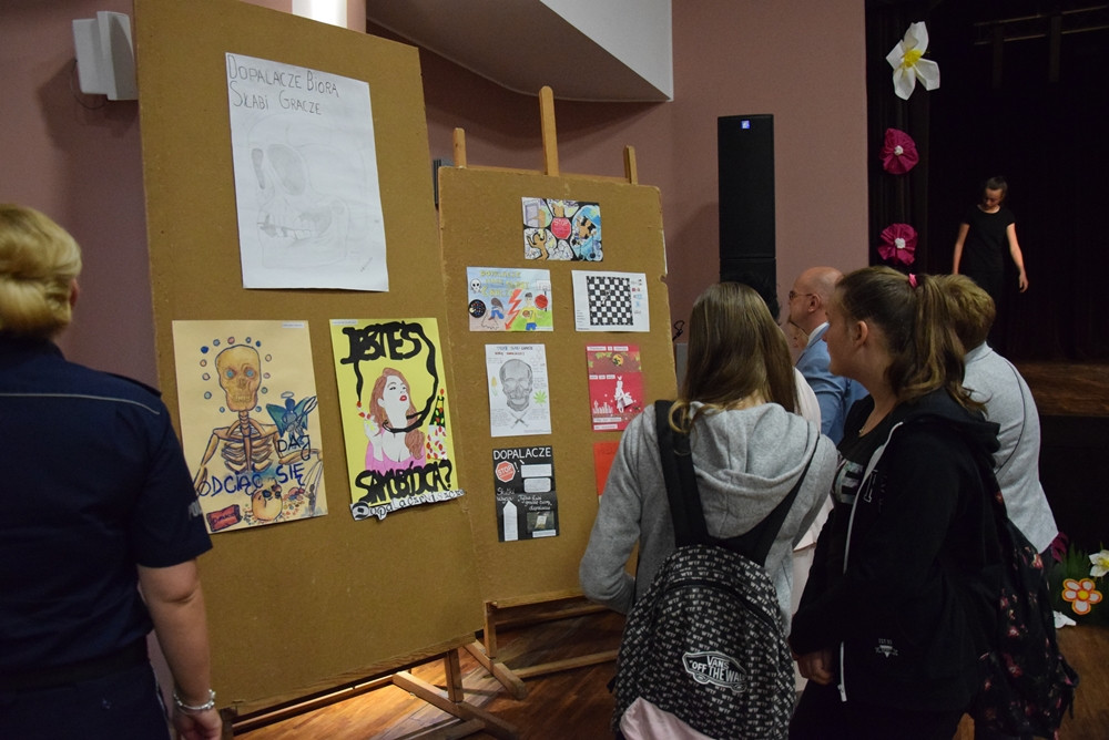 Kartuzy. Młodzi aktorzy pokazali na scenie, jak zgubne są dopalacze