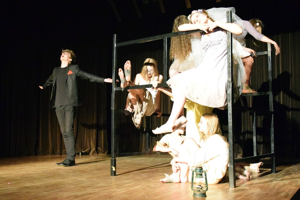 Kartuzy. Młodzi aktorzy pokazali na scenie, jak zgubne są dopalacze